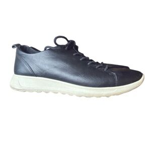 ECCO ladies, leather, black lace up sneaker size 8 very good condition